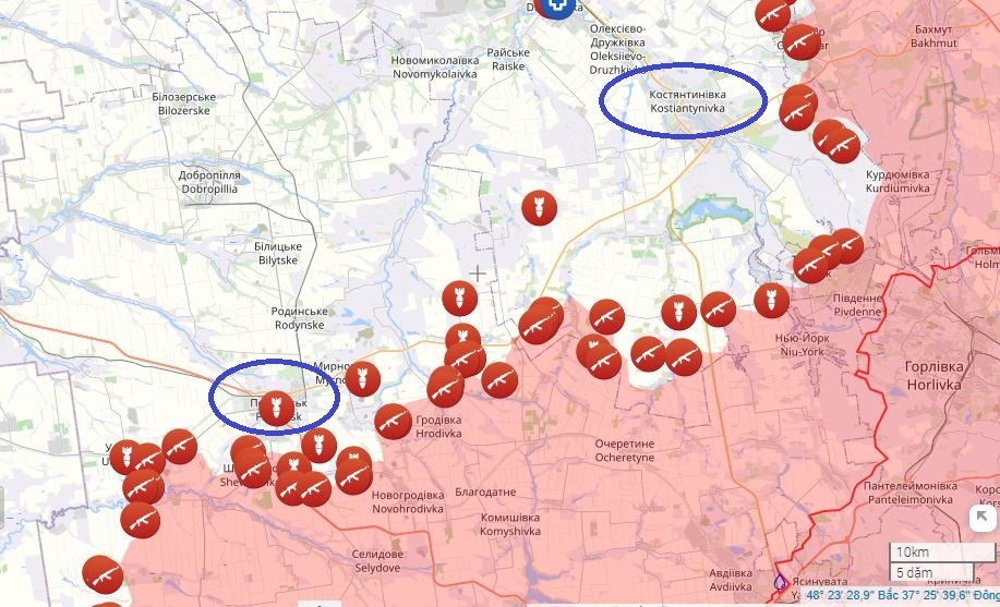 Hiện trên chiến trường Ukraine, "thùng thuốc súng" khốc liệt nhất vẫn là khu vực phía nam thành phố Pokrovsk và Kostiantynivka ở tỉnh Donetsk. Phóng viên Yuri Kotnok đưa tin tại hiện trường rằng, Cụm tập đoàn quân trung tâm của RFAF tiếp tục tạo thế bao vây thành phố và tiếng súng từ tiền tuyến không bao giờ ngừng lại.