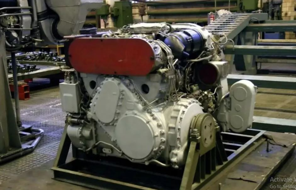 Trước hết về phần động cơ, hệ thống động cơ của xe cơ giới rất quan trọng, đặc biệt là động cơ xe tăng. Động cơ tuabin khí AGT-1500 trang bị cho xe tăng Abrams mạnh hơn động cơ tuabin khí GTD-1250 của Nga trang bị trên xe tăng T-80; trong khi đó với kích thước gần tương đương. 