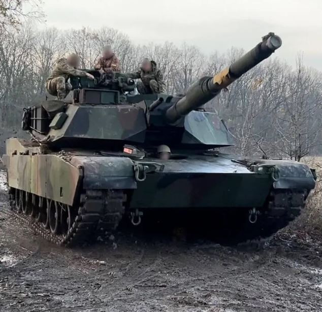 Trên thực tế, những chiếc M1A1 SA Abrams được viện trợ cho Ukraine, là những biến thể bị cắt bớt tính năng với nguyên mẫu biên chế trong Quân đội Mỹ. Tuy có cùng thiết kế khung thân và tháp pháo, nhưng phiên bản SA Abrams của Ukraine không có lớp giáp uranium nghèo, hệ thống điều khiển hỏa lực tiên tiến, cho đến các khí tài phát hiện UAV. 