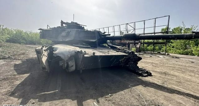 Chuyên gia quân sự Alexey Leonkov của Nga nói với hãng tin Sputnik: “Chiếc xe tăng này của Mỹ sẽ mang lại cho chúng ta điều gì? Trước hết, chúng tôi có thể nghiên cứu thân xe tăng, tháp pháo và tất cả các hệ thống bên trong của nó”. (Nguồn ảnh: Sputnik, Topwar, CNN).