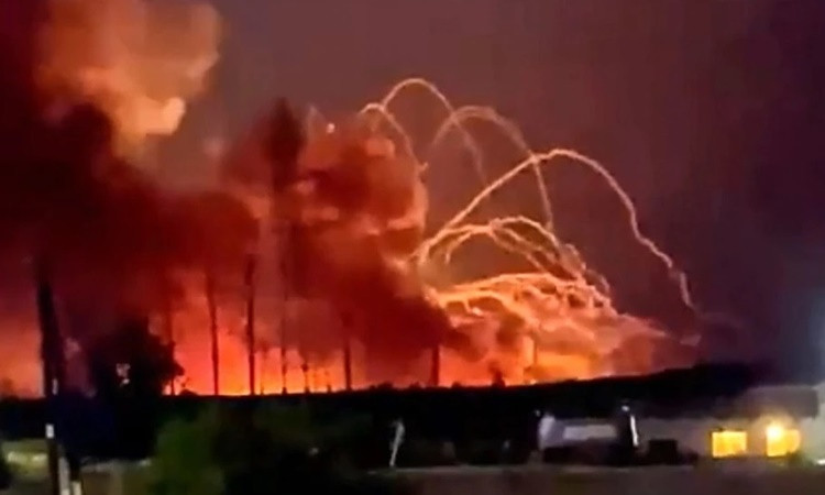 Tuy nhiên, ngay cả những điều trên cũng không ảnh hưởng nhiều đến Nga. Trong Chiến tranh Lạnh, Liên Xô đã tích trữ một lượng lớn vũ khí và đạn dược để chuẩn bị cho một cuộc xung đột quy mô lớn với các nước phương Tây. Có thể hình dung được di sản quân sự của Nga hiện nay lớn như thế nào. 