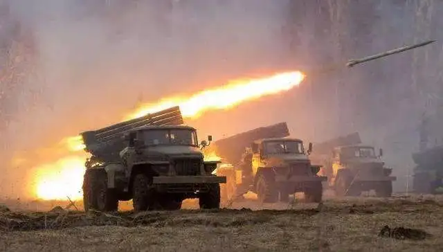 Tư lệnh lực lượng vũ trang Ukraine Zaluzhny cho biết, tình hình chiến tuyến đang rất căng thẳng. Quân đội Nga đang tiến dọc chiến tuyến, tuy tiến công rất chậm, nhưng nhìn chung là đạt được thành quả hàng ngày. 