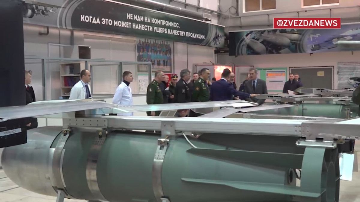 Theo trang Topwar của Nga, bom FAB-1500 có trọng lượng 1,5 tấn và gần một nửa trong số đó là thuốc nổ mạnh. Quân đội Ukraine cho biết, sức sát thương của bom FAB-1500 rất kinh khủng; không chỉ phá tan công sự kiên cố, mà còn ảnh hưởng lớn tới tinh thần của quân Ukraine.