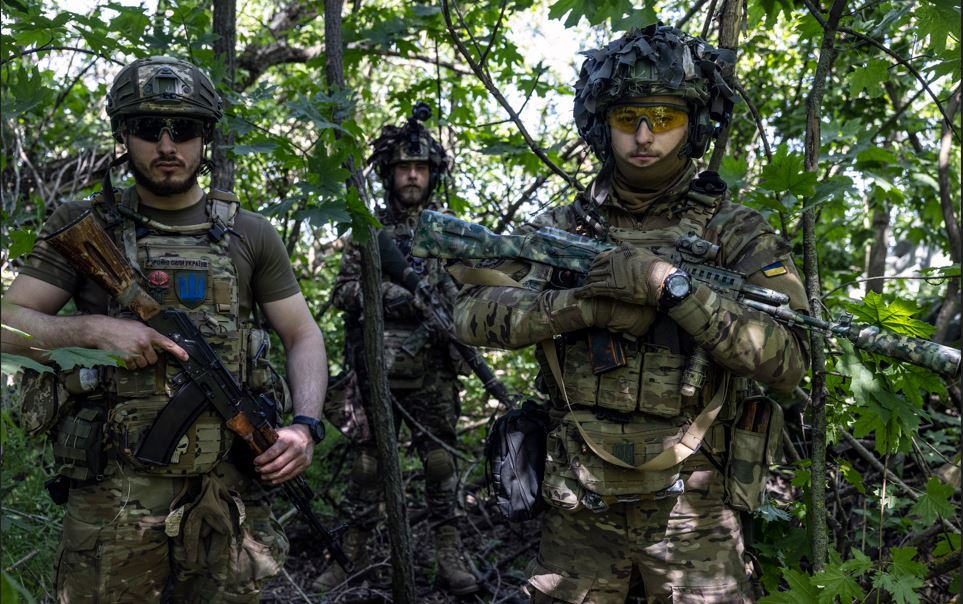 Trung tá Alexander Sak, Lữ đoàn trưởng là người đã nổi danh trong trận Uglegorsk ở Donetsk vào tháng 6/2022, khi sử dụng nguyên tắc chiến thuật “phi tiêu chuẩn”, cho gài mìn dày đặc để ngăn bước quân Nga tiến vào, trong bối cảnh Ukraine với quân số ít hơn nhiều.