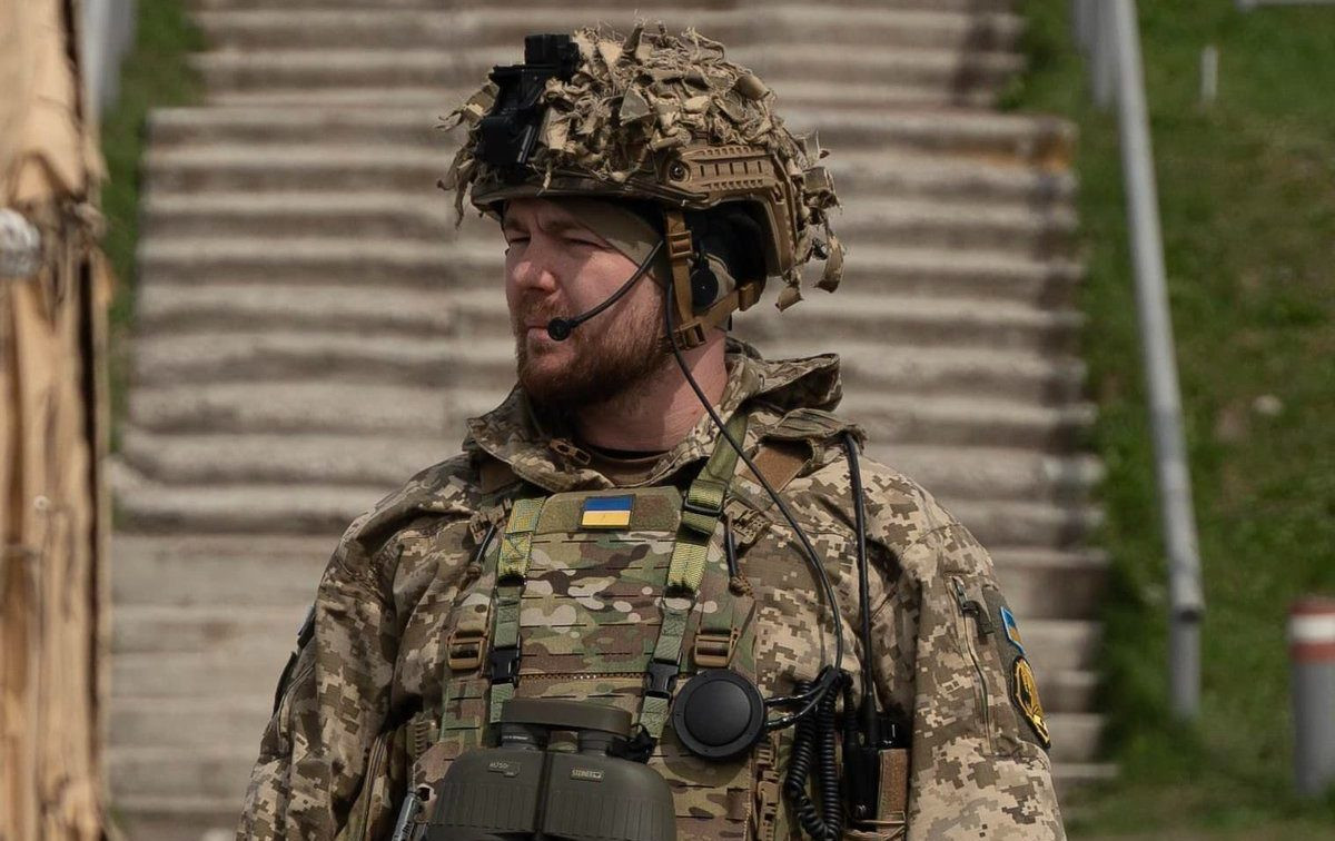 Lữ đoàn 47 không chỉ được ưu tiên về quân số, vũ khí, trang bị hiện đại, mà còn được cố vấn quân sự của NATO huấn luyện. Một điều đặc biệt nữa là, Trung tá Alexander Sak, 28 tuổi, được bổ nhiệm làm Lữ đoàn trưởng, được truyền thông Ukraine tung hô đây là lữ trưởng trẻ nhất trong lịch sử Quân đội Ukraine.