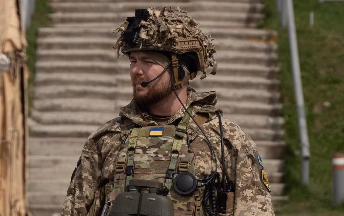 Lữ đoàn 47 không chỉ được ưu tiên về quân số, vũ khí, trang bị hiện đại, mà còn được cố vấn quân sự của NATO huấn luyện. Một điều đặc biệt nữa là, Trung tá Alexander Sak, 28 tuổi, được bổ nhiệm làm Lữ đoàn trưởng, được truyền thông Ukraine tung hô đây là lữ trưởng trẻ nhất trong lịch sử Quân đội Ukraine.