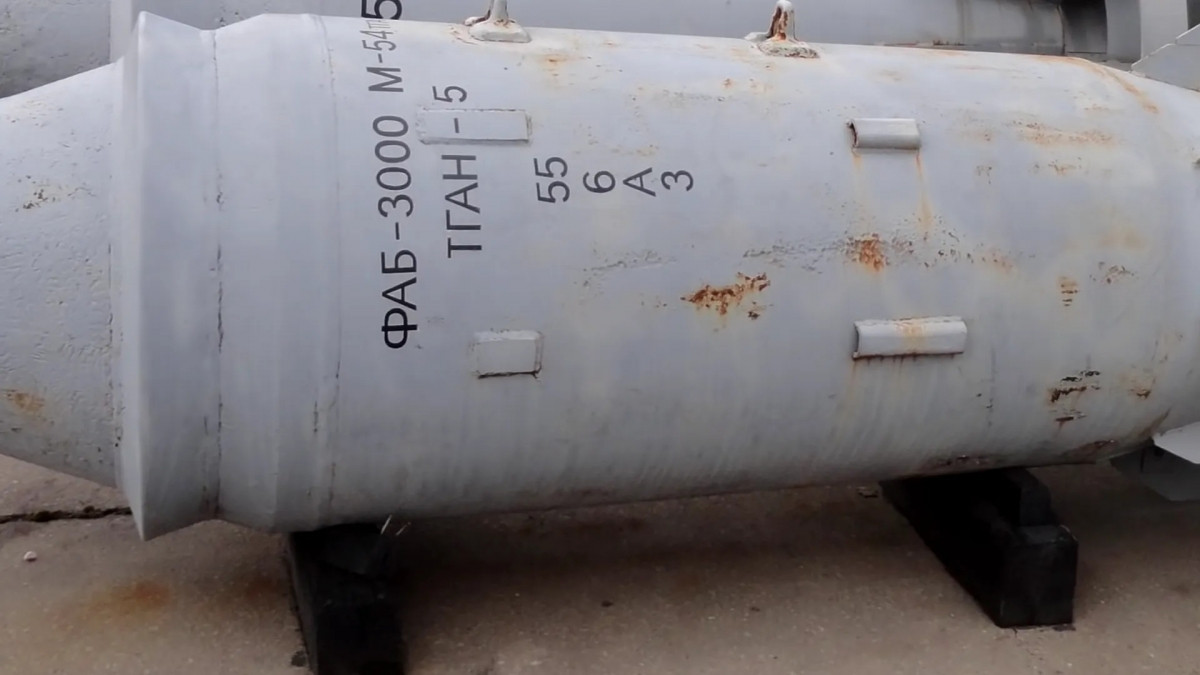 FAB-3000 là loại bom rơi tự do cỡ lớn của Liên Xô, nặng khoảng 3000 kg. Nó được phát triển trong Thế chiến thứ hai và được sử dụng rộng rãi trong những năm sau chiến tranh. Bom có sức công phá lớn và được sử dụng để phá hủy các vật thể lớn, diện tích rộng.