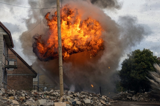Đồng thời, các chuyên gia lưu ý rằng, điểm mấu chốt đối với Nga là sự quan tâm đến sự an toàn của binh sĩ, và do đó không quân và pháo binh Nga sẽ tiếp tục tấn công một cách chậm rãi nhưng chắc chắn vào các khu vực kiên cố của Ukraine. 