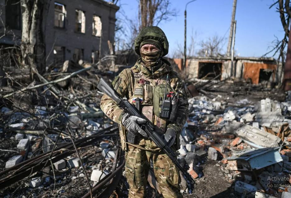 Tuy nhiên, trước khi Quân đội Nga có thể tiến vào Chasov Yar, họ phải vượt qua 3 tuyến phòng thủ kiên cố và rất mạnh của Quân đội Ukraine; đặc biệt là tuyến phòng thủ chính cuối cùng, sử dụng kênh đào làm vật cản tự nhiên và có thể đây là tuyến phòng ngự trung tâm của Chasov Yar.