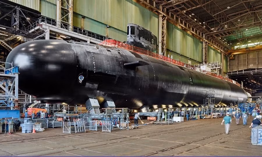 Đáng lo ngại hơn nữa là việc Mỹ thiếu các ụ tàu khô đủ để duy trì đội tàu ngầm hiện tại. Theo Hendrix, cả mười ụ tàu khô tại các xưởng đóng tàu hải quân và ba ụ tàu tại các cơ sở thương mại của Mỹ, đều đang hoạt động hết công suất. Nút thắt này đang gây ra sự chậm trễ trong công tác bảo dưỡng cần thiết, làm trầm trọng thêm vấn đề. Kết quả là, tàu ngầm phải mất nhiều thời gian chờ sửa chữa hơn là tuần tra trên biển. 