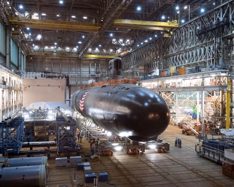 Những vấn đề này đang xảy ra, trong bối cảnh có nhiều lo ngại hơn về chương trình tàu ngầm của Mỹ. Vào tháng 9, ông Ken Calvert đã gọi tình hình này là một "cuộc khủng hoảng", trích dẫn khoản ngân sách vượt quá 17 tỷ USD và sự chậm trễ trong việc xây dựng lên đến ba năm, trong các chương trình tàu ngầm quan trọng.