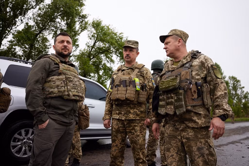 Tình báo Nga tiết lộ thêm rằng, lực lượng thủy quân lục chiến Ukraine, lực lượng đặc biệt của Cơ quan An ninh và Tình báo Quân đội Ukraine, cũng như chỉ huy của nhiều nhóm chiến đấu theo chủ nghĩa dân tộc, đã bày tỏ sự không tin tưởng vào Tổng thống Zelensky và khả năng lãnh đạo quân sự của ông. 