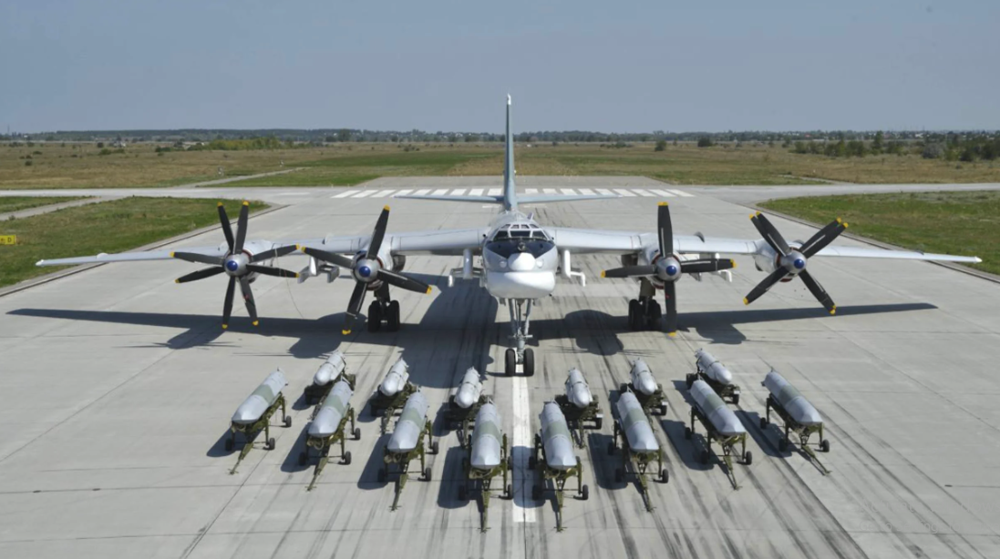 Việc Nga tăng cường ném bom Ukraine, khi bắt đầu sử dụng các loại máy bay ném bom chiến lược, đây cũng là vấn đề lo lắng nhất đối với Ukraine và phương Tây. Máy bay ném bom chiến lược của Nga mang theo một lượng lớn bom và ném bom rất chính xác, đây cũng là cơn ác mộng đối với Ukraine. Mỹ hiện đã công bố các hình ảnh vệ tinh cho thấy máy bay ném bom, máy bay tiếp dầu trên không và máy bay chỉ huy cũng đã có mặt; điều này cho thấy, chiến dịch ném bom của Nga sẽ sớm bắt đầu.