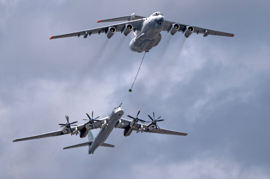 Nga tiêu thụ nhiều đạn dược hơn Ukraine, đây là nguyên nhân cơ bản khiến Nga đột ngột thiếu đạn trong tháng 9 vừa qua. Sau một thời gian cấp tốc sản xuất, vấn đề cung cấp đạn dược của Nga đã được giải quyết, điều này giúp Nga tự tin tiến hành ném bom quy mô lớn. Nói chung, chiến lược ném bom của Nga đã thành công, nó thực sự đã giáng một đòn mạnh vào tiềm lực của Ukraine, đảo ngược cục diện trên chiến trường.