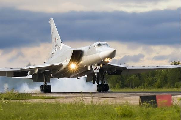 Ông Zelensky cũng nhấn mạnh, Ukraine có khả năng sẽ bước vào giai đoạn khó khăn nhất trong tuần tới. Thật vậy, phân tích của các phương tiện truyền thông Mỹ là hợp lý, khi Nga đã bắt đầu tận dụng ưu thế trên không của mình và sử dụng máy bay ném bom với số lượng lớn để thực hiện các hoạt động ném bom tầm cao tại Ukraine. 