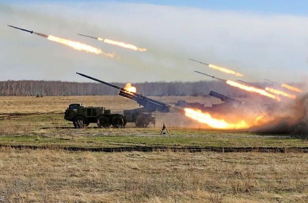 Để giải bài toán khi vượt qua hệ thống công sự trận địa phòng thủ kiên cố của Quân đội Ukraine tại khu vực Donbass, Quân đội Nga sử dụng hỏa lực pháo binh và không quân làm mềm chiến trường, với quy tắc bắn kiểu “màn đạn”, tạo ra hỏa lực kinh hoàng. 