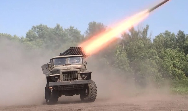 Thuật ngữ về việc tiêu thụ đạn pháo của Quân đội Nga ở chiến trường Donbass được tính bằng cơ số "ô-tô đạn" là không hề ngoa. Một toa tàu chở khoảng 5 nghìn quả đạn pháo và số đạn này đủ để “cày nát” các vị trí phòng ngự kiên cố như ở Marinka, chỉ trong một hoặc hai ngày. 