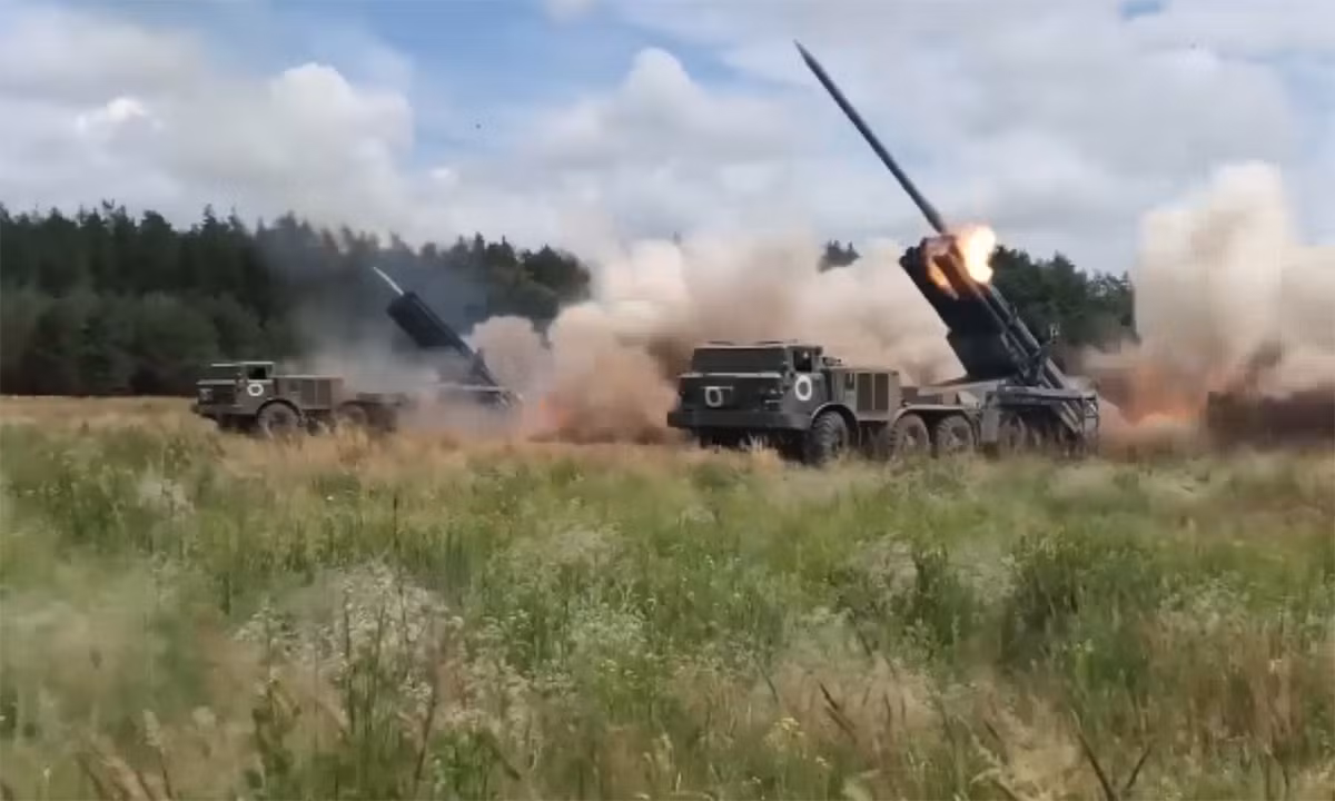 Ở Maryinka, cũng như những nơi khác ở phía tây Donbass, Quân đội Ukraine đã tạo ra một mạng lưới phòng ngự rộng lớn gồm các đường hào và lối đi ngầm được củng cố trong suốt 8 năm qua, với sự giúp đỡ về tư vấn của cố vấn NATO. 