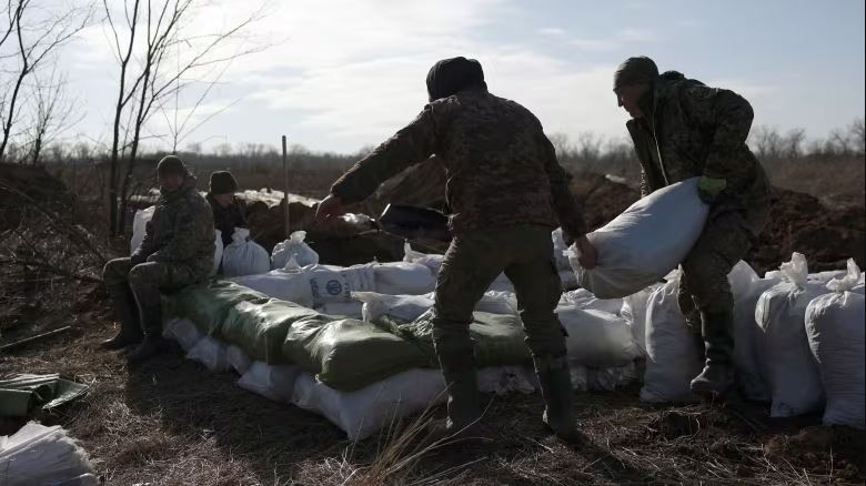 Đại úy Oleksandr Borodin, người phụ trách truyền thông của Lữ đoàn Azov số 3, tuyên bố trên sóng truyền hình ngày 19/2 rằng, sau khi sơ tán khỏi Avdiivka, quân của Lữ đoàn đã thiết lập một tuyễn phòng ngự mới gần thành phố. Đồng thời, quân Nga tiếp tục tiến hành các cuộc tấn công thăm dò.