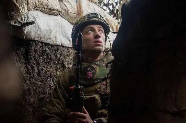 Hãng thông tấn AFP dẫn lời một binh sĩ Ukraine tham chiến cho biết, Quân đội Ukraine hiện thiếu đạn pháo và rất mệt mỏi vì giao tranh liên tục. Tờ "Kiev Independent" của Ukraine đưa tin, Quân đội Ukraine hiện gần như hết đạn pháo.