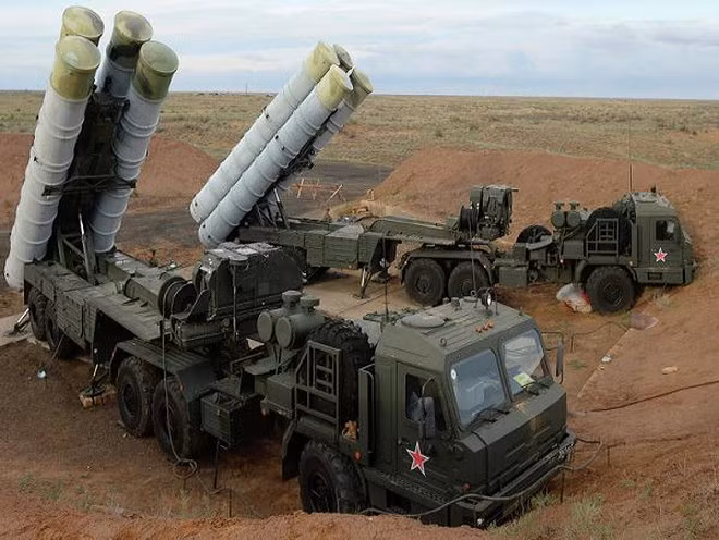 Năm 2018, S-400 lần đầu tiên được xuất khẩu sang Trung Quốc. Vào tháng 12 năm 2020, Thổ Nhĩ Kỳ cũng đã nhận được S-400, gây nên sự khủng hoảng quan hệ giữa Thổ Nhĩ Kỳ và các nước phương Tây. S-400 cũng đã được bán cho Belarus. 