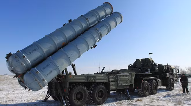 Ấn Độ đã chọn S-400 của Nga thay vì Patriot PAC-3 của Mỹ. Do sự thiếu minh bạch trong các vấn đề quốc phòng của Ấn Độ, nên nhiều chuyên gia quốc phòng không biết tại sao nước này lại đưa ra lựa chọn như vậy?