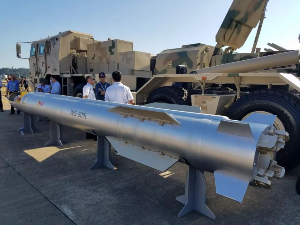 Với tên lửa tiến công mặt đất (SSM) của WS-600L, tên lửa có khả năng bắn xa hơn, loại tên lửa đang được giới thiệu có tầm bắn trên 300 km; có lẽ đây là phiên bản phát triển từ đạn pháo phản lực bắn loạt có điều khiển Wei Shi (WS) của Trung Quốc, cũng do CASC phát triển.