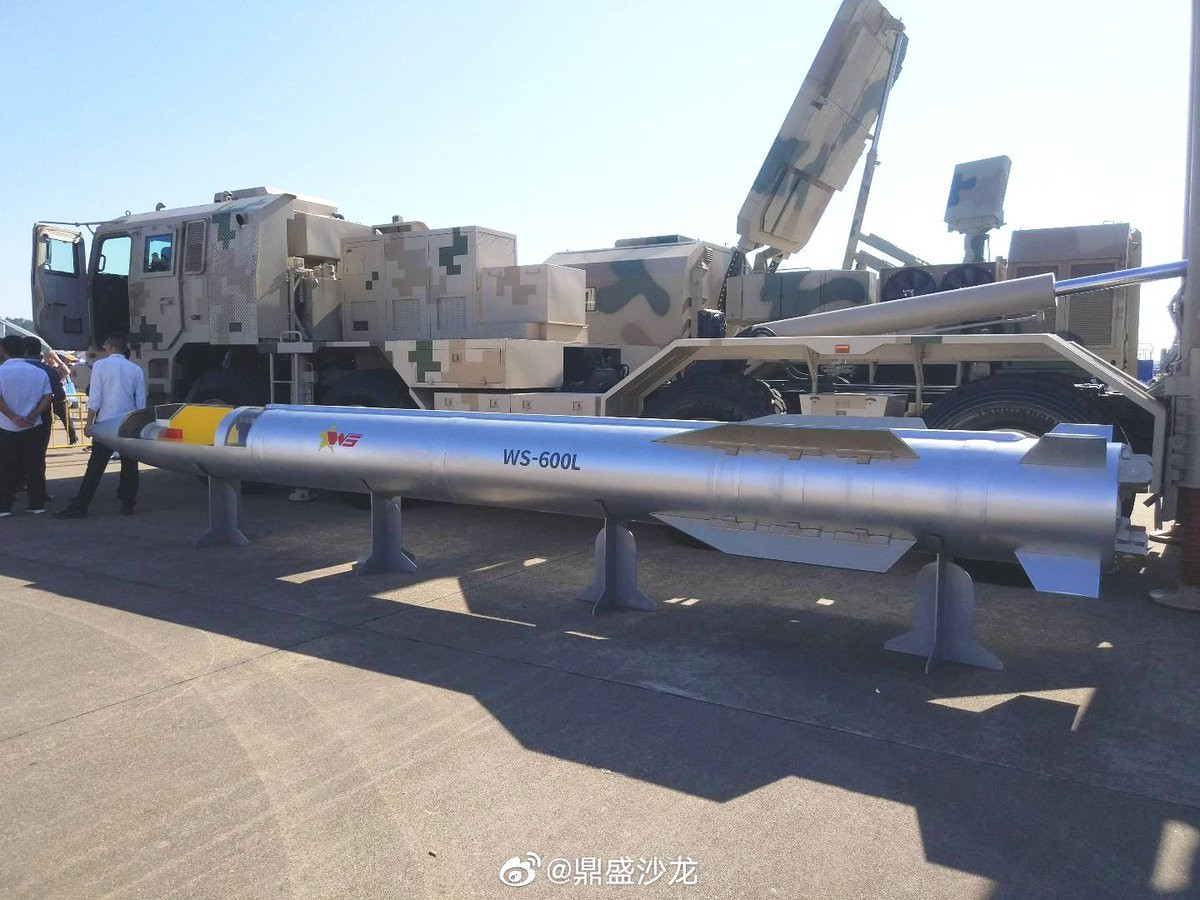 Hệ thống WS-600L do Học viện Công nghệ Hàng không Tứ Xuyên (SCAAT) một bộ phận của Tổng Công ty Khoa học và Công nghệ Hàng không Vũ trụ Trung Quốc (CASIC) tự phát triển, chứ không phải theo đơn đặt hàng từ Quân đội Trung Quốc.