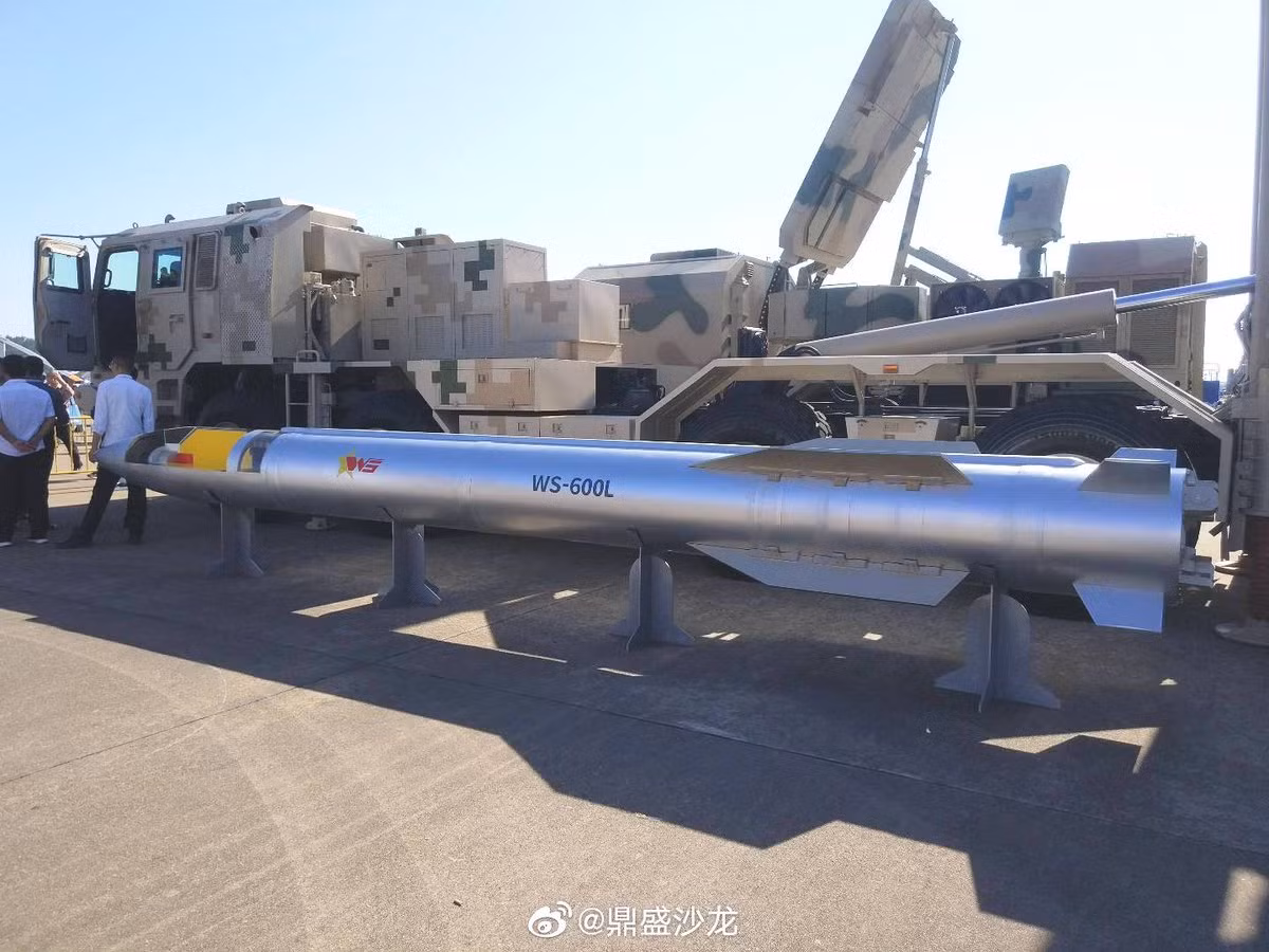 Hệ thống WS-600L do Học viện Công nghệ Hàng không Tứ Xuyên (SCAAT) một bộ phận của Tổng Công ty Khoa học và Công nghệ Hàng không Vũ trụ Trung Quốc (CASIC) tự phát triển, chứ không phải theo đơn đặt hàng từ Quân đội Trung Quốc.