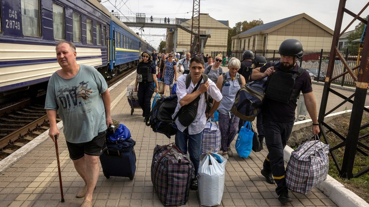 Vì vậy, chính quyền Ukraine khẩn trương buộc người dân trong và ngoài thành phố Pokrovsk phải sơ tán khẩn cấp, có lẽ là vì họ có ý định từ bỏ “trung tâm giao thông lớn” này. Tuy nhiên, nếu để mất Pokrovsk, có thể khiến mặt trận chính ở Donbass sụp đổ theo hệ thống.