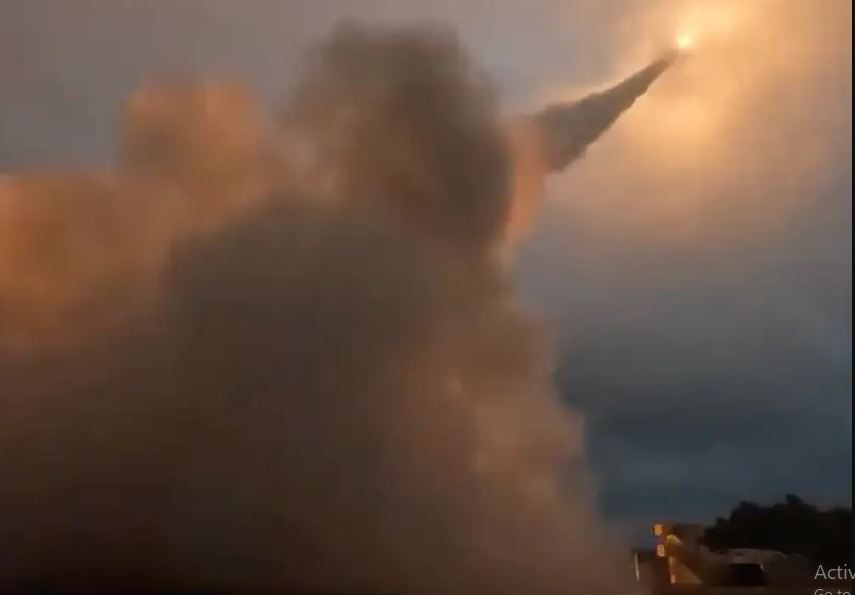 Tờ Newsweek của Mỹ ngày 18/11 đưa tin, Tổng thống Biden đã chính thức "bật đèn xanh" cho Ukraine sử dụng vũ khí mà Washington cung cấp để tiến hành các cuộc tấn công vào Nga. Trong đó nổi bật là Ukraine có thể sử dụng tên lửa chiến thuật lục quân (ATACMS), có tầm bắn lên tới 300km, để tiến hành các cuộc tấn công vào lãnh thổ Nga.