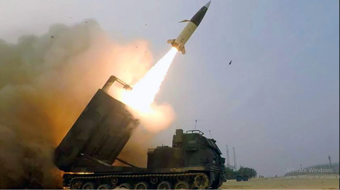 Hơn nữa, cộng đồng tình báo Mỹ trước đó đã cảnh báo Tổng thống Biden về tất cả những rủi ro liên quan đến các cuộc tấn công ATACMS trên lãnh thổ Nga. Một số chuyên gia khuyên không nên sử dụng chiến lược này vì tin rằng nó có thể gây ra phản ứng gay gắt của Nga. Tuy nhiên, Tổng thống Biden tự tin bác bỏ ý kiến của các quan chức tình báo và nhà phân tích chuyên nghiệp.