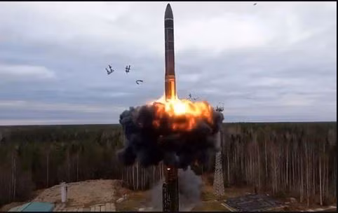 Ngoài ra, như Defense News viết, Nga coi Mỹ và châu Âu là những bên trực tiếp tham gia vào cuộc xung đột, điều này mang lại cho nước này quyền về mặt đạo đức để thực hiện các biện pháp trả đũa thích hợp. Đồng thời tạo thêm rủi ro cho Ukraine và đặt ra câu hỏi về tính hiệu quả của chiến lược hỗ trợ hiện tại của phương Tây.