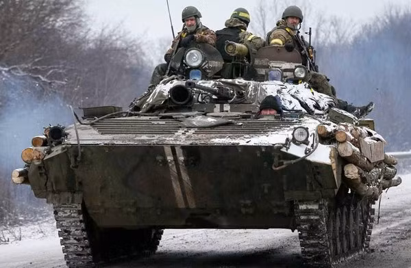 Chiếc BMP-2 của Quân đội Ukraine bị trúng mìn bốc cháy, không phải do mìn của phía dân quân bố trí, mà đây là mìn của chính Quân đội Ukraine gài; nhưng không hiểu tại sao họ lại không biết sơ đồ bố trí của bãi mìn của chính họ. 