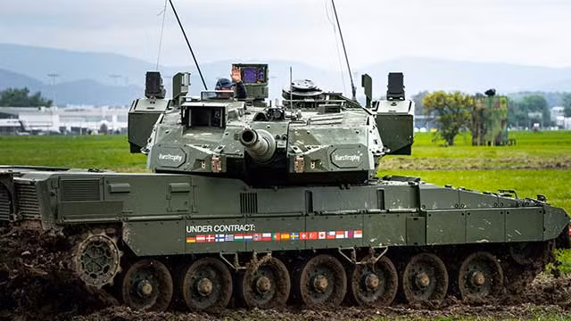 Đối với Ukraine, xe tăng Leopard 2A4 là loại xe tăng hạng nặng, tiêu tốn nhiều vật tư như nhiên liệu, đạn dược và phụ tùng thay thế. Đặc biệt trong môi trường khắc nghiệt ở quốc gia này, việc hỗ trợ hậu cần cho xe tăng Leopard 2A4 càng khó khăn hơn; trong khi đó nguồn cung cấp và vận chuyển bị ảnh hưởng nghiêm trọng bởi cuộc xung đột. 