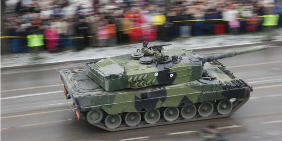Về vũ khí phụ, Leopard 2A4 còn được trang bị 2 súng máy và súng phóng lựu khói để tự vệ và đánh lạc hướng hỏa lực của đối phương. Hệ thống bảo vệ của xe tăng Leopard 2A4 sử dụng kết hợp giữa giáp composite và giáp phản ứng nổ.