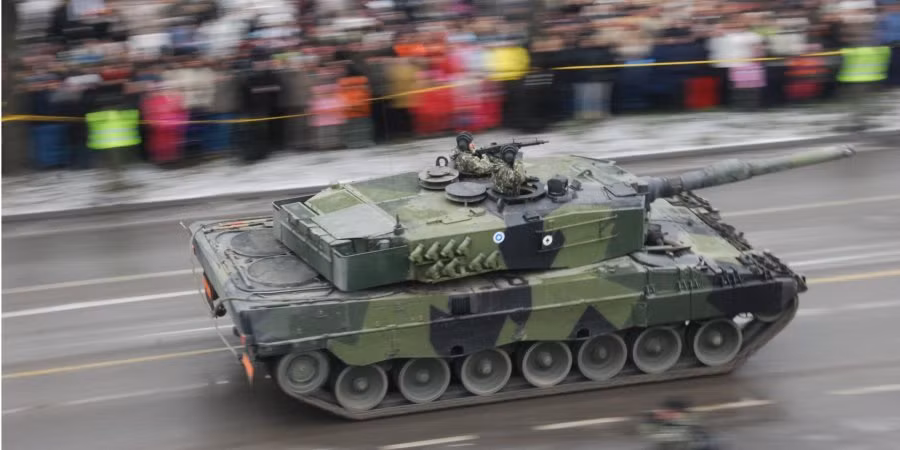 Về vũ khí phụ, Leopard 2A4 còn được trang bị 2 súng máy và súng phóng lựu khói để tự vệ và đánh lạc hướng hỏa lực của đối phương. Hệ thống bảo vệ của xe tăng Leopard 2A4 sử dụng kết hợp giữa giáp composite và giáp phản ứng nổ.