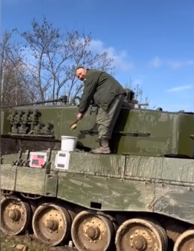 Ngoài ra, xe tăng Leopard 2A4 là một thiết bị công nghệ cao, đòi hỏi nhân viên kỹ thuật phải có trình độ cao để sử dụng và bảo dưỡng nó. Vì vậy Ukraine cần đào tạo thêm các kỹ thuật viên và nâng cao trình độ kỹ thuật của chính mình, để có thể vận hành và bảo dưỡng xe tăng Leopard 2A4 tốt hơn.