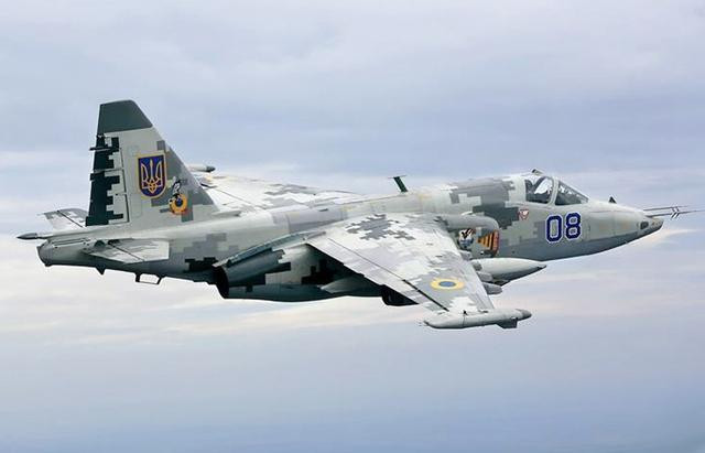 Nhưng tại sao Su-25 của Ukraine dám chơi “đôi công” với máy bay chiến đấu Nga, đó là cường kích Su-25 của Ukraine cũng có khả năng sử dụng tên lửa không đối không tầm ngắn hiện đại R73, nên Su-25 cũng có thể đe dọa máy bay cùng loại của Nga.