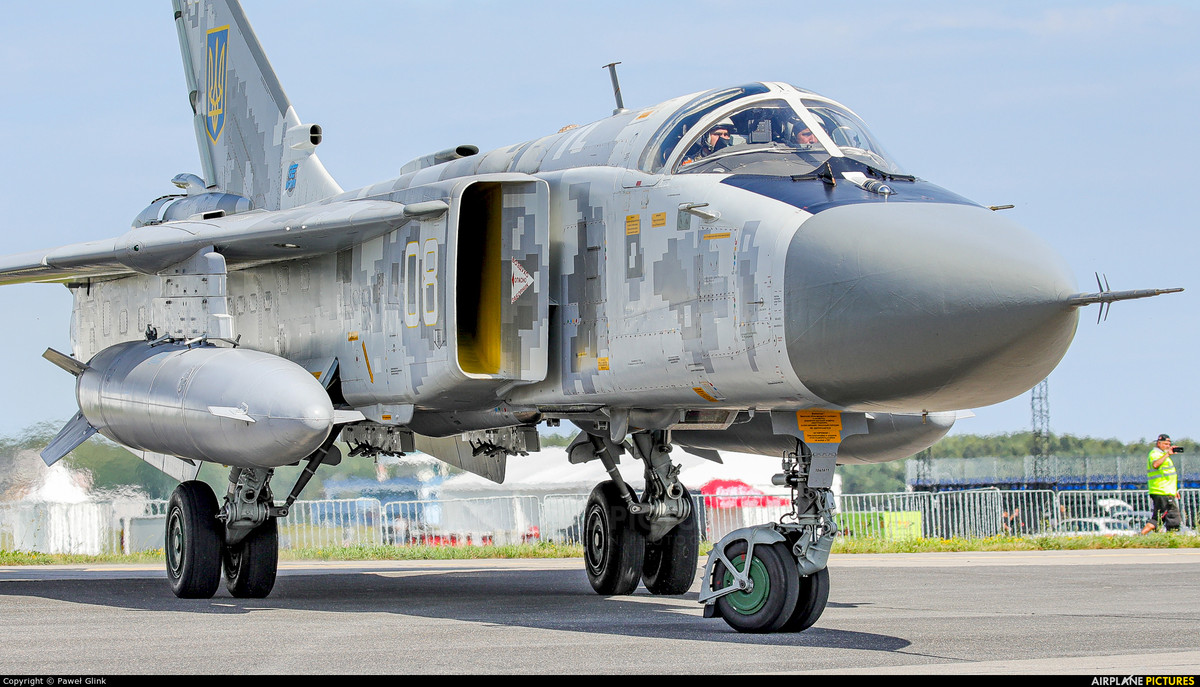 Trang bị của Không quân Ukraine, được thừa hưởng một phần vũ khí của Quân đội của Liên Xô; nhưng khác với Nga, Ukraine không có khả năng phát triển máy bay chiến đấu, nên chỉ có thể dựa vào những máy bay chiến đấu, được thừa kế cách đây đã 30 năm.