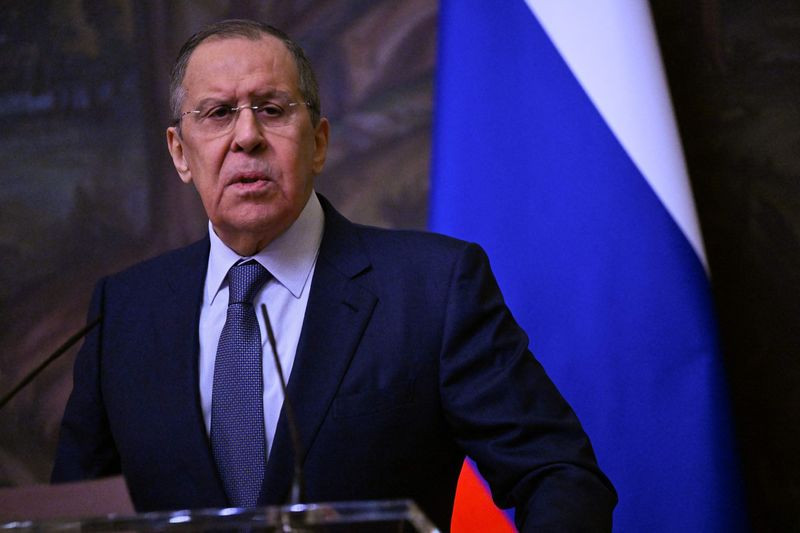 Ông Lavrov, Bộ trưởng Ngoại giao Nga cho rằng: "Ngừng bắn là ngõ cụt, Moscow cần đạt được thỏa thuận pháp lý cuối cùng để đảm bảo an ninh của Liên bang Nga và lợi ích an ninh chính đáng của tất cả các nước láng giềng. Đồng thời, cần quy định điều này trong luật pháp quốc tế, để đảm bảo an ninh cho Liên bang Nga và đảm bảo rằng những thỏa thuận này không bị vi phạm".
