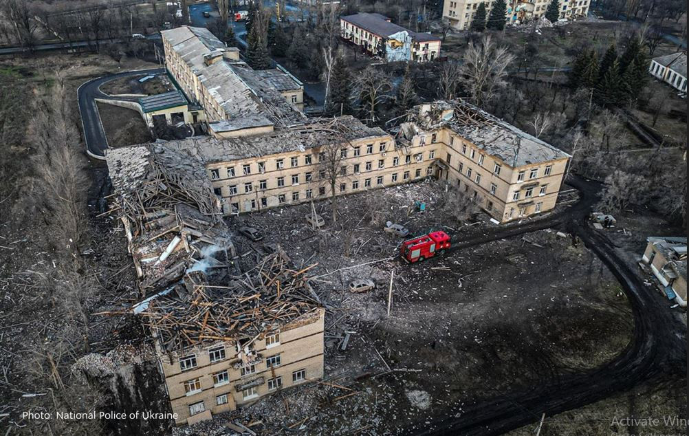 Nói cách khác, một số đơn vị Ukraine đã tự ý rời bỏ vị trí của mình, từ đó tạo cơ hội cho các nhóm tấn công của quân Nga tiến lên và chiếm trung tâm phòng thủ chính, đó là các tòa nhà cao tầng ở trung tâm thị trấn một cách dễ dàng. Chỉ có tại Tiểu khu số 11, nơi quân Ukraine có sự chống cự quyết liệt hơn.