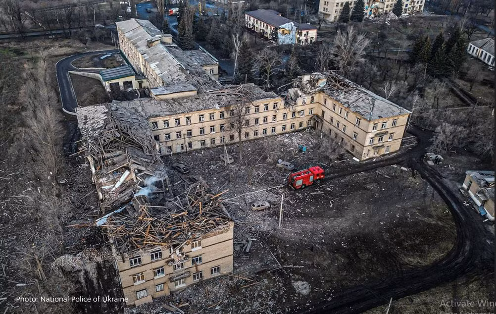 Nói cách khác, một số đơn vị Ukraine đã tự ý rời bỏ vị trí của mình, từ đó tạo cơ hội cho các nhóm tấn công của quân Nga tiến lên và chiếm trung tâm phòng thủ chính, đó là các tòa nhà cao tầng ở trung tâm thị trấn một cách dễ dàng. Chỉ có tại Tiểu khu số 11, nơi quân Ukraine có sự chống cự quyết liệt hơn.