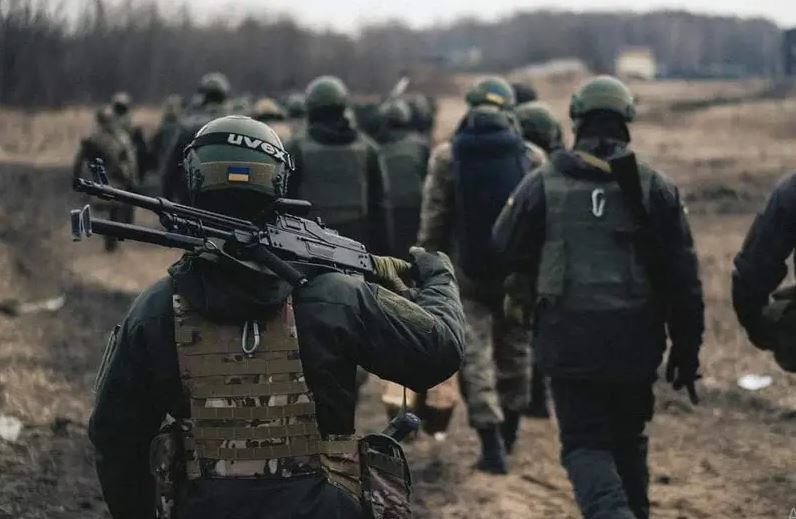 Quân đội Ukraine thừa nhận mất Selidovo và làng Vyshneve. Theo một quân nhân Ukraine có biệt hiệu “Muchnoy” cho biết, tàn quân của các đơn vị Ukraine đang rời khỏi thị trấn bằng con đường duy nhất, có thể tiếp cận tới Pokrovsk.