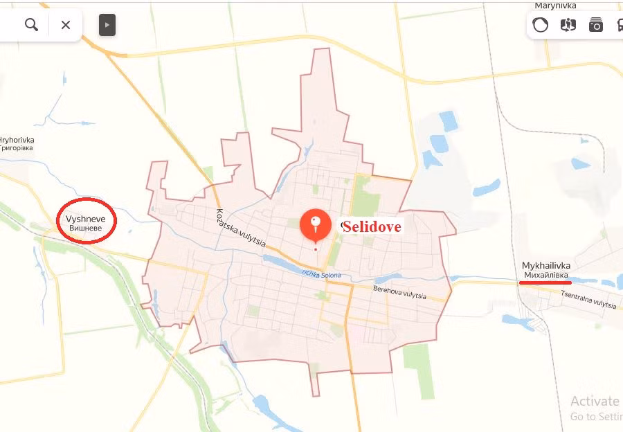 Các trận chiến tiến công vào làng Vishnevoye bắt đầu vào ngày 20/10, khi quân Nga cố gắng bao vây Selidovo từ ba phía. Ngôi làng nằm ở phía tây thị trấn Selidovo, tiếp giáp với sông Solenaya. Việc thiết lập quyền kiểm soát làng Vishnev, giúp quân Nga có thể kiểm soát con đường duy nhất, đi từ Selidovo đến Pokrovsk bằng hỏa lực.