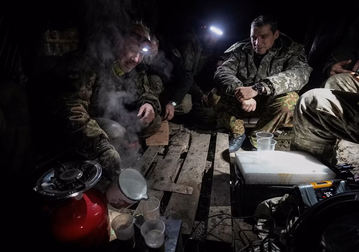 Ngoài ra còn có thông tin cho biết, Quân đội Ukraine đã ra lệnh cho những lực lượng nào còn lại ở Selidovo được phép rút khỏi thành phố nếu có thể. Nhưng hiện tại, con đường duy nhất dẫn ra khỏi đó không chỉ bị hỏa lực Nga khống chế, mà còn bị cắt đứt hoàn toàn.