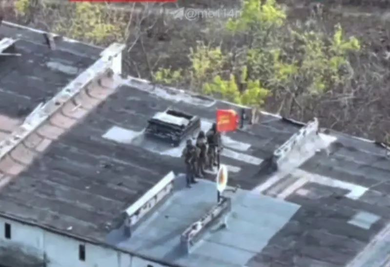 Quân đội Nga chấm dứt việc phòng thủ Selidovo của Quân đội Ukraine bằng việc chiếm làng Vishnevoe, nằm ở phía tây thị trấn vào ngày 27/10. Theo kênh Telegram “Tổng lãnh thiên thần lực lượng đặc biệt” của Nga, cờ Nga đã được lính của Trung đoàn bộ binh cơ giới cận vệ số 228, cắm trên Vishnev.