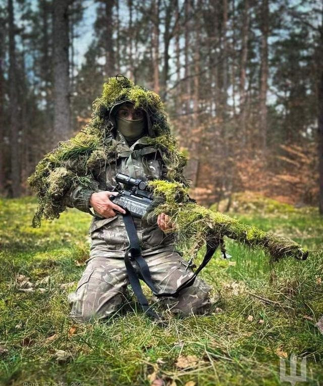 Tuy nhiên, Quân đội Ukraine không hoàn toàn từ bỏ sự kháng cự. Ở những nơi như Pokrovsk, họ đang tăng cường tuyến phòng thủ của mình, cố gắng tìm kiếm tia hy vọng trong tình thế tuyệt vọng. Quân Ukraine mặc dù “rút lui đều đặn”, nhưng họ vẫn quyết tâm giữ vững trận địa, mặc dù bị quân Nga bao vây dày đặc, nhưng họ vẫn quyết tâm chiến đấu. 