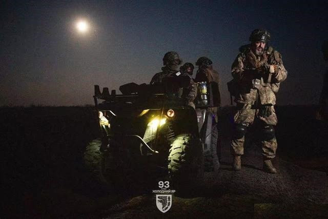 Có thể cảm nhận được sự lo lắng và bất lực của bộ chỉ huy Quân đội Ukraine qua sóng vô tuyến. Họ đang cố gắng tìm cách phá vỡ tình hình, nhưng lại giống như đang chèo thuyền trong sương mù, khó xác định được phương hướng.