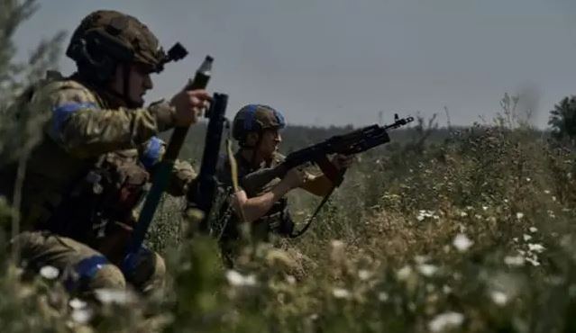 Tuy nhiên, Quân đội Ukraine ở Donetsk lúc này giống như tình cảnh ngôi nhà bị dột và trời thì mưa suốt đêm. Họ không chỉ phải đối phó với kẻ thù mạnh bên ngoài, mà còn phải giải quyết những mâu thuẫn, bất đồng trong nội bộ. Sự thất bại của hệ thống chỉ huy và tinh thần xuống thấp của người lính giống như những con dao sắc bén, cắt giảm hiệu quả chiến đấu của họ.